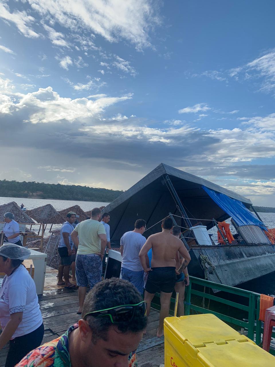 Susto: Flutuante Abaré afunda e clientes ficam em pânico, mas ninguém fica ferido – Veja vídeo