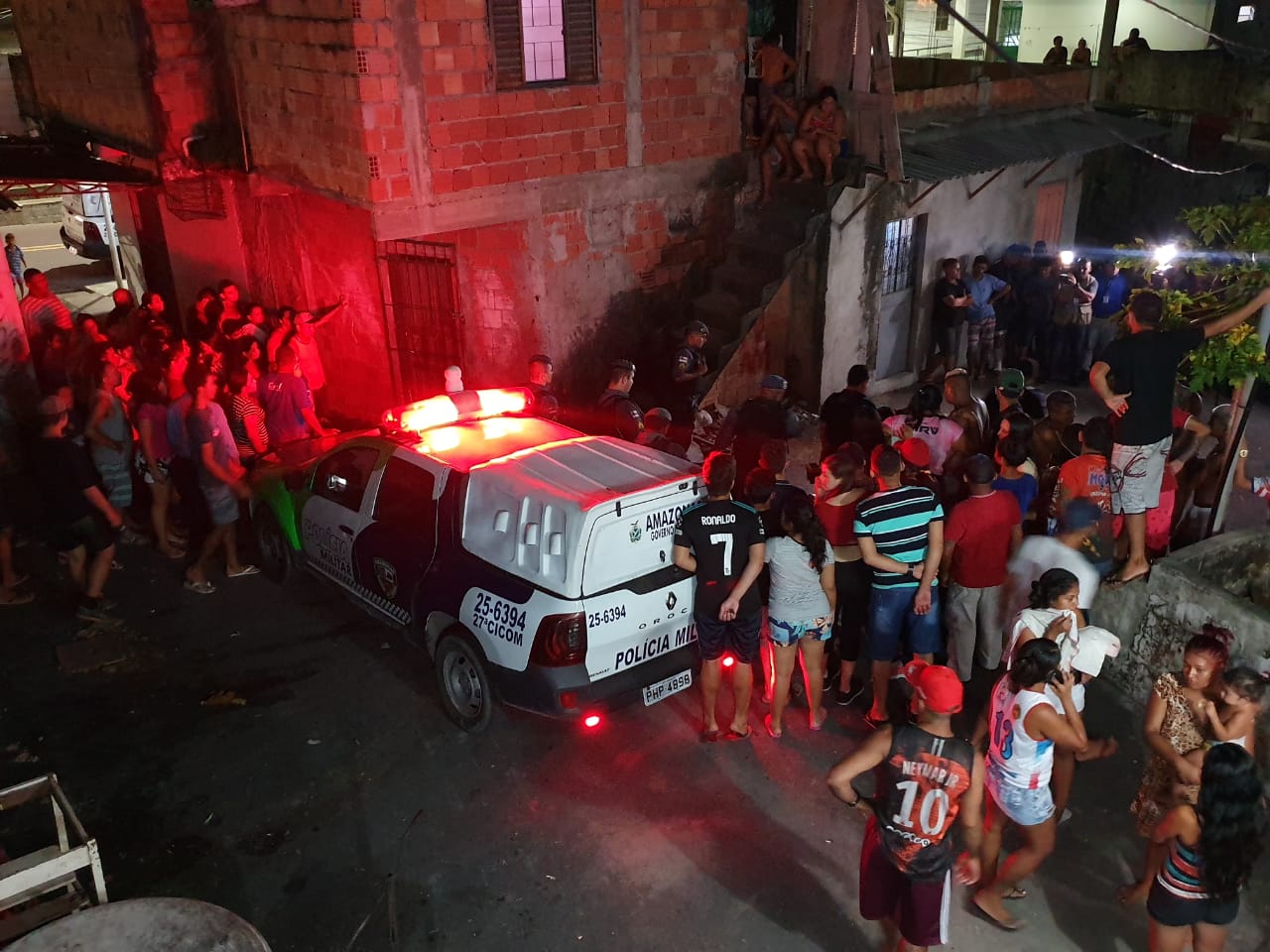 Jovem morre nos braços de familiares na feira do Braguinha no Mutirão – Imagens fortes