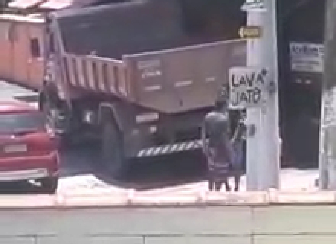 Enteado atira na madrasta e filha filma tudo; veja vídeo