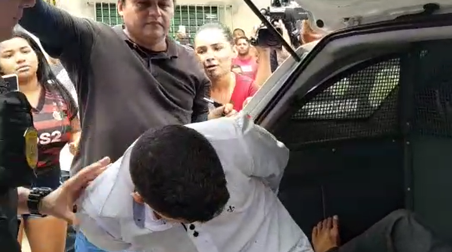 Mulher desesperada diz “amor eu te amo” para namorado ladrão preso na Zona Leste; veja vídeo