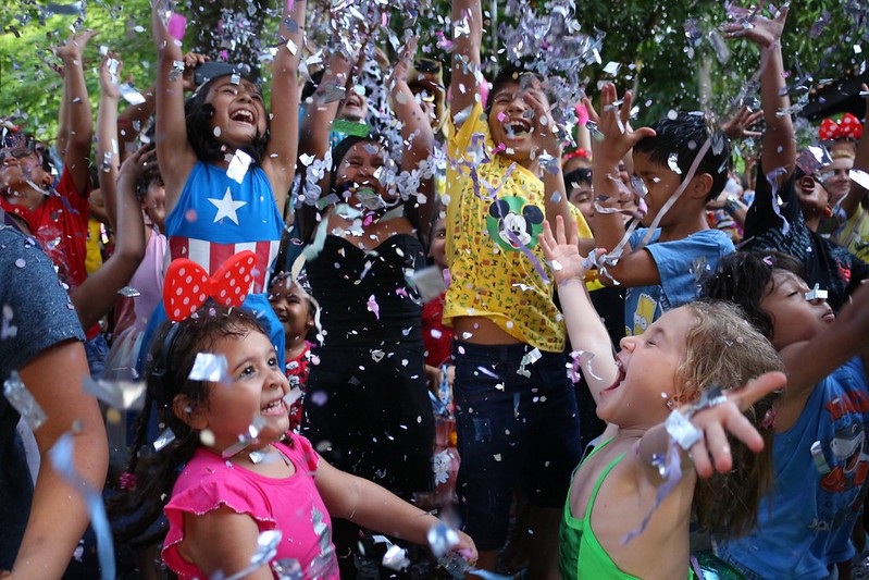 Parque da Criança encerra Carnaval infantil com batalha de confetes