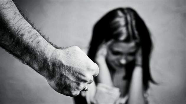 Mulher corre pelada pela rua para não ser morta pelo ex-marido inconformado com divórcio