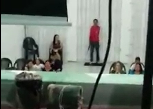 Homem armado invade igreja e rouba fiéis durante culto em Manaus; veja vídeo
