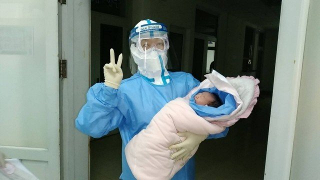 Grávida diagnosticada com coronavírus dá à luz bebê saudável na China