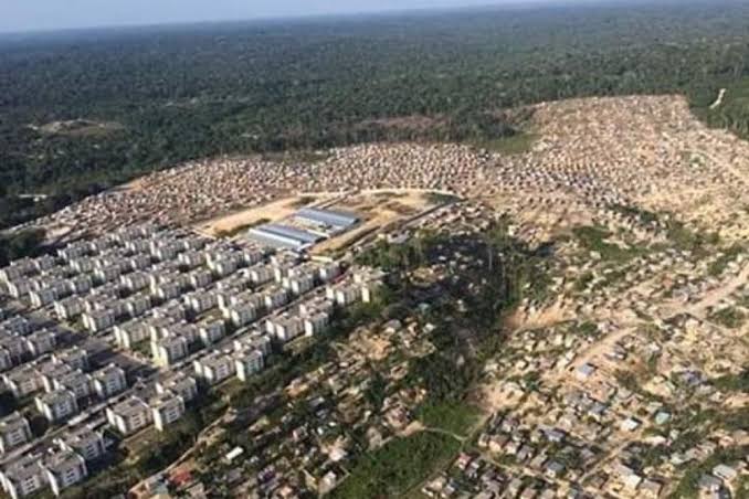 Autoridades conversam com moradores do Monte Horebe sobre a reintegração da área