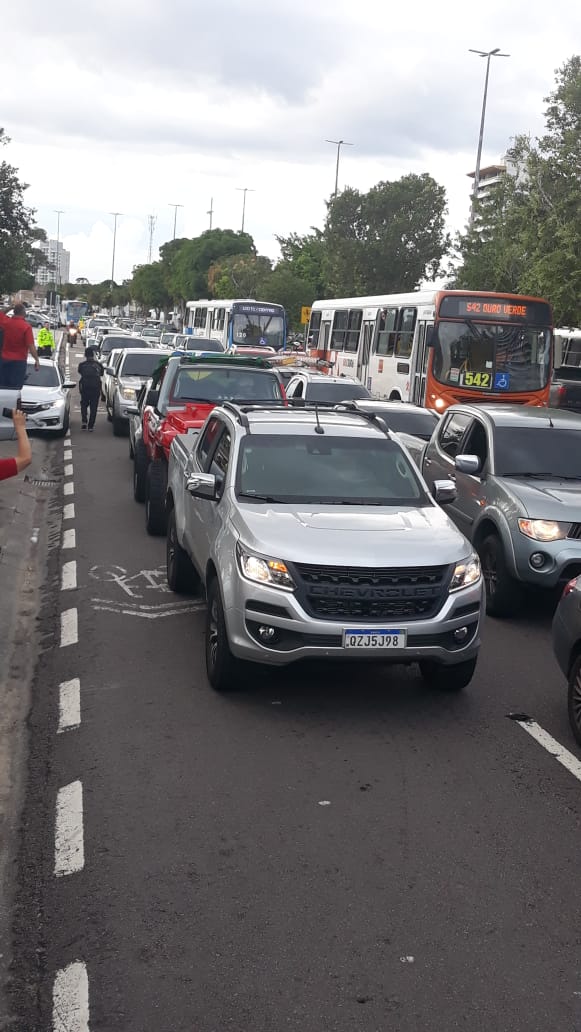 Carreata em Manaus reuniu mais de 3 mil carros e  milhares de empresários reivindicando o retorno do comércio e da industria
