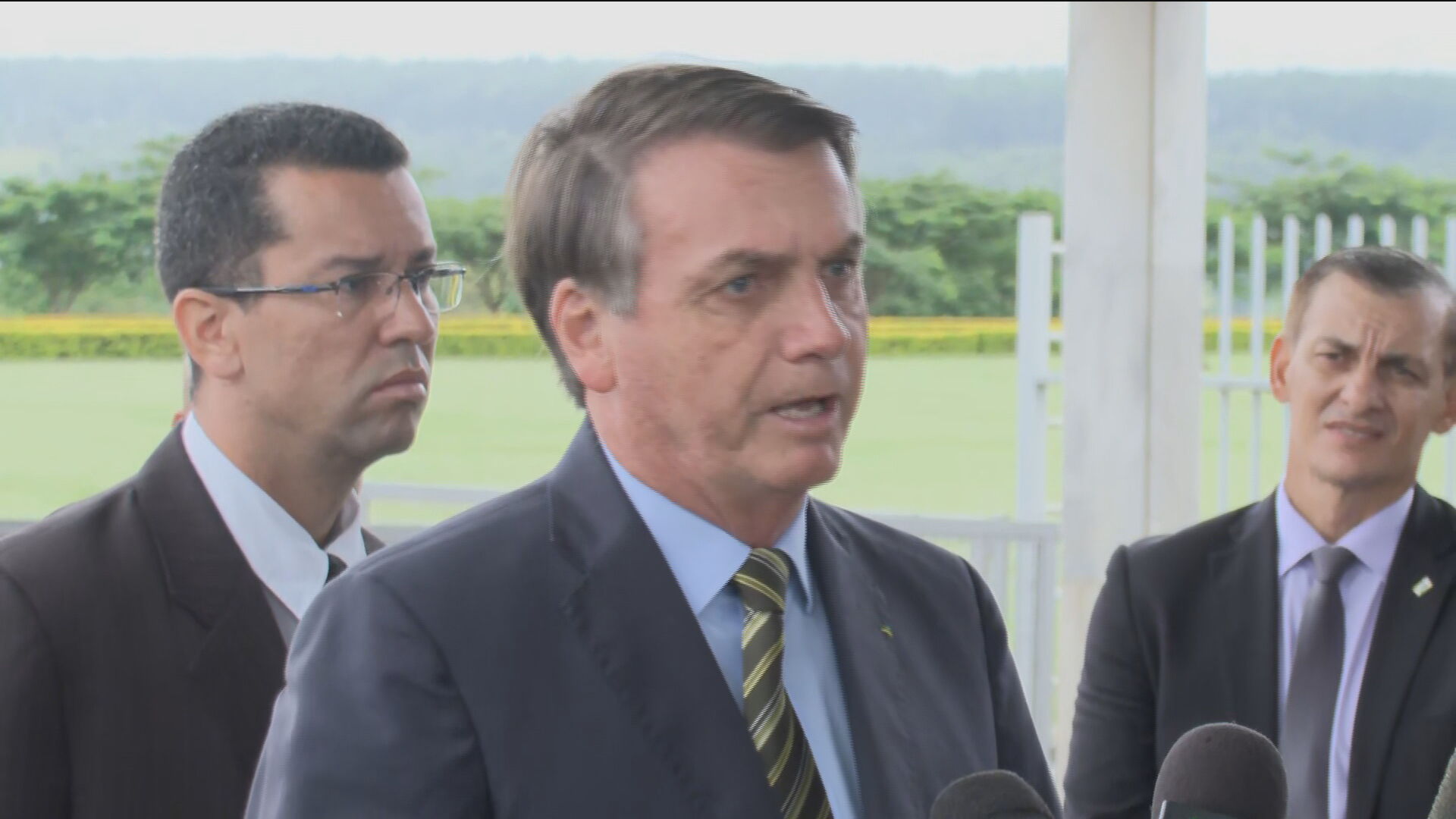 Após criticar isolamento, Jair Bolsonaro amplia lista de serviços essenciais