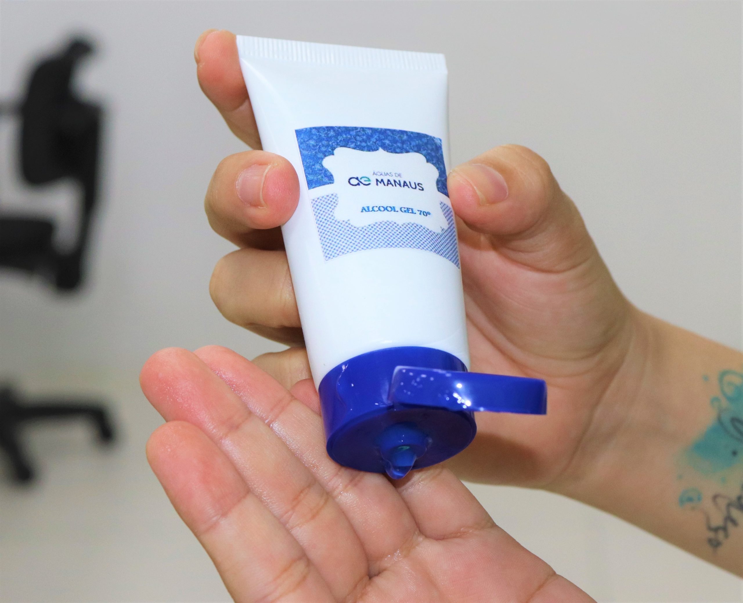 Águas de Manaus produz álcool em gel para colaboradores que realizam serviços nas ruas da cidade