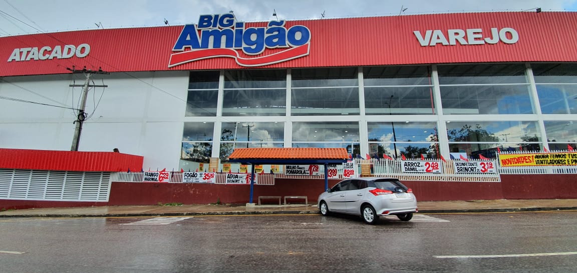 Funcionários do supermercado Big Amigão da Compensa trabalham sem máscaras e luvas