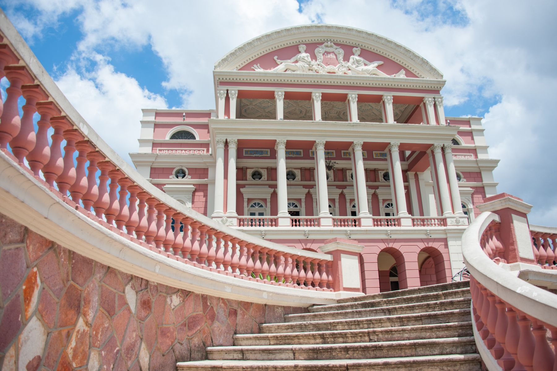Teatro Amazonas recebe doações para famílias em situação de vulnerabilidade
