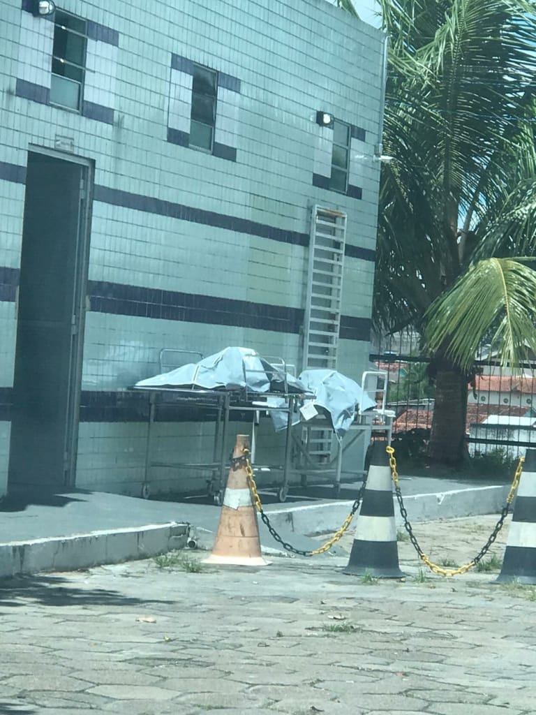 Falta de respeito: Corpos são deixados do lado de fora do SPA da Galiléia esperando remoção