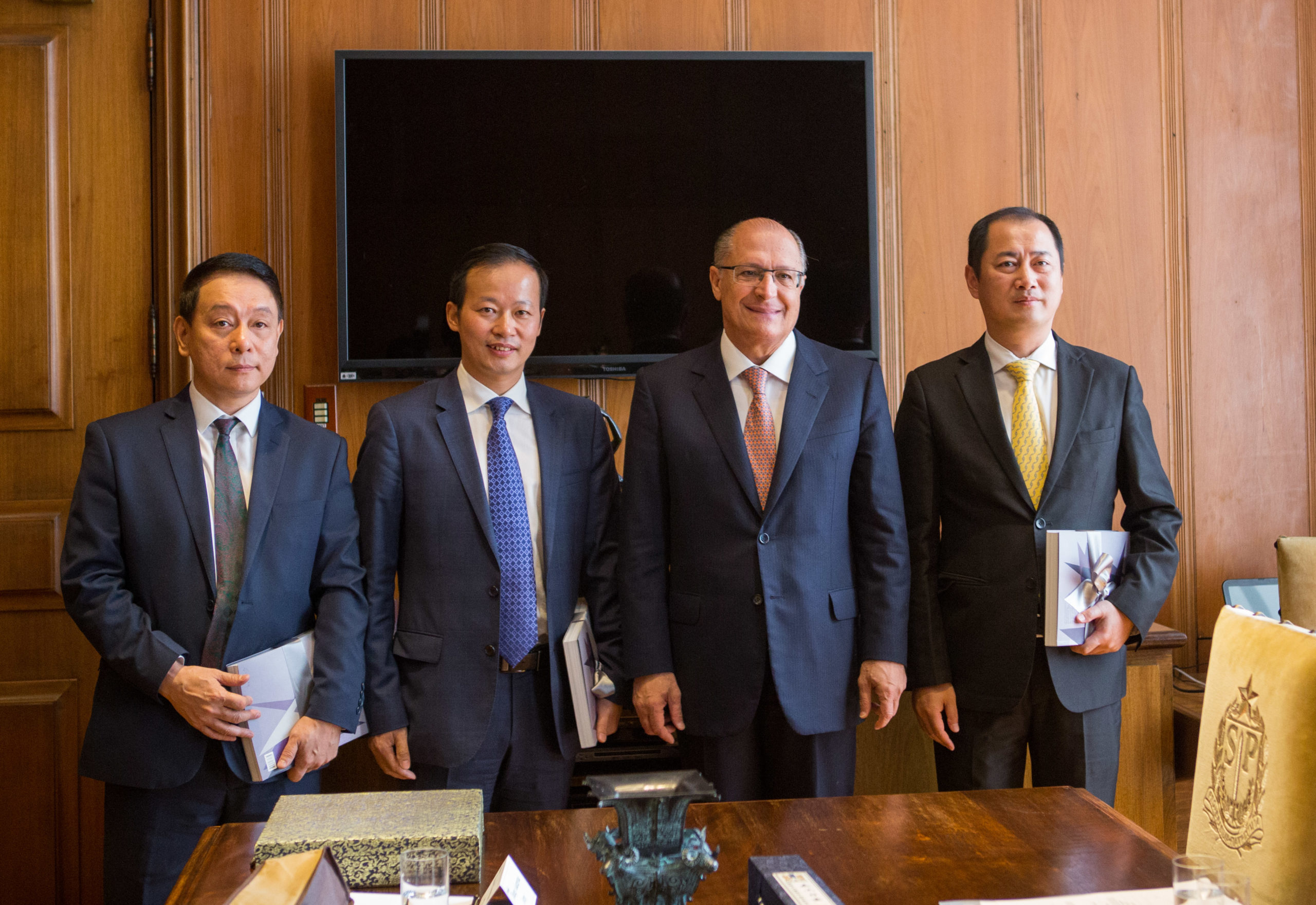 Bomba! Chinês preso com armas e material médico tem ligações com a embaixada da China.