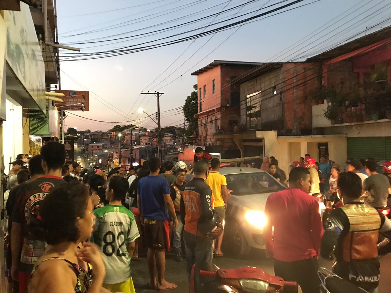 Jovem leva cinco tiros na Compensa e está no “Bico do Urubu” em hospital; imagens fortes