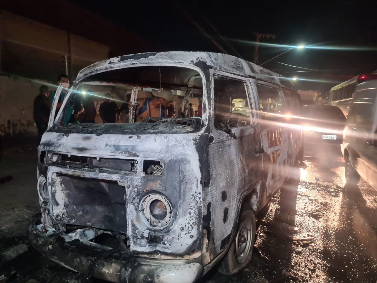 Kombi pega fogo no Parque das Laranjeiras em Manaus; veja o vídeo