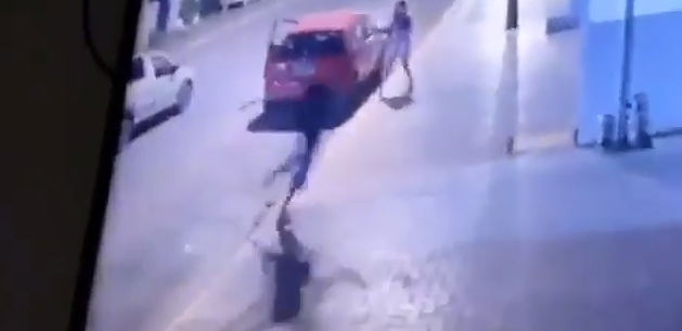Câmera flagra homem sendo executado na frente da esposa com criança no colo; veja o vídeo