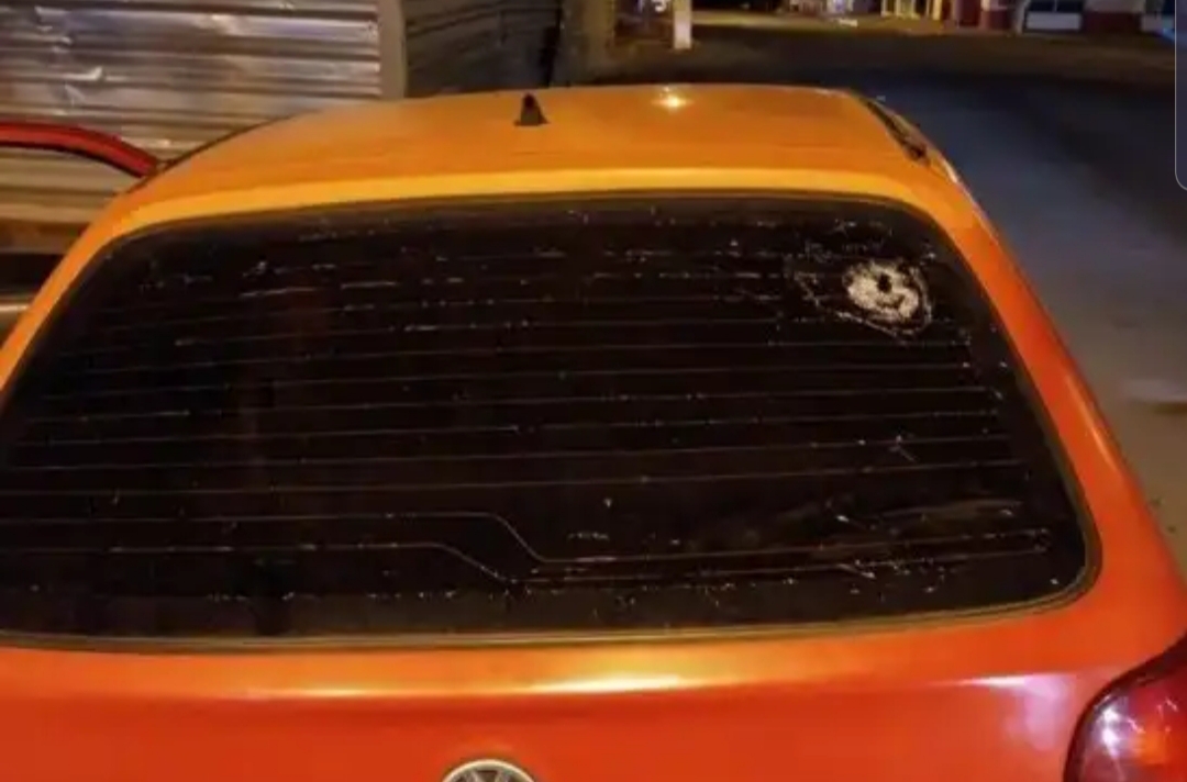 Bebê é atingido com tiro na cabeça enquanto estava no colo da mãe dentro de carro