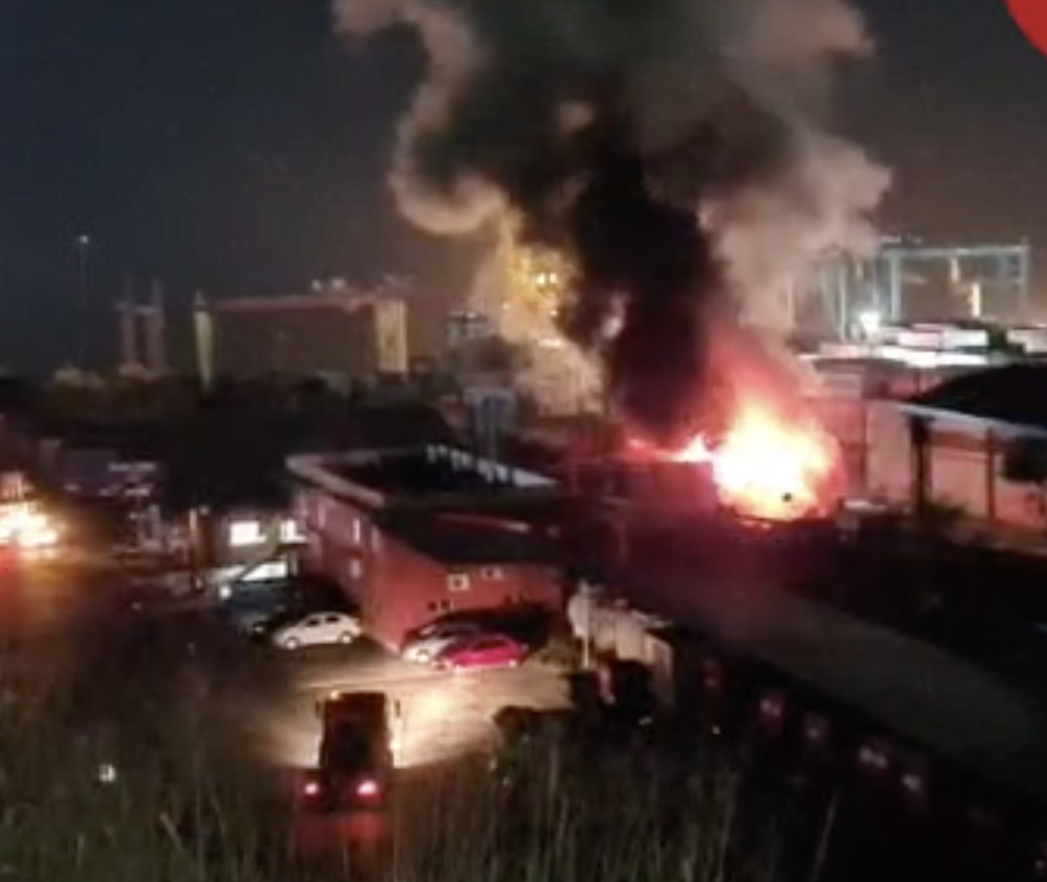 Chibatão em chamas: raio provoca incêndio de grandes proporções no porto de Manaus
