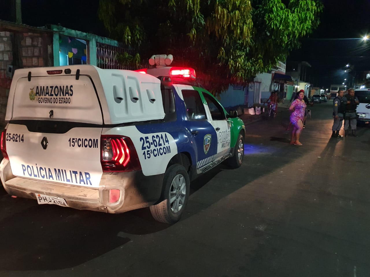 Urgente: PM atira diversas vezes na casa de sua ex-esposa em Manaus; veja o vídeo
