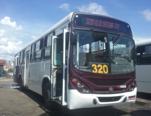 Passageiro de ônibus leva tiro de criminosos durante assalto, no Tarumã