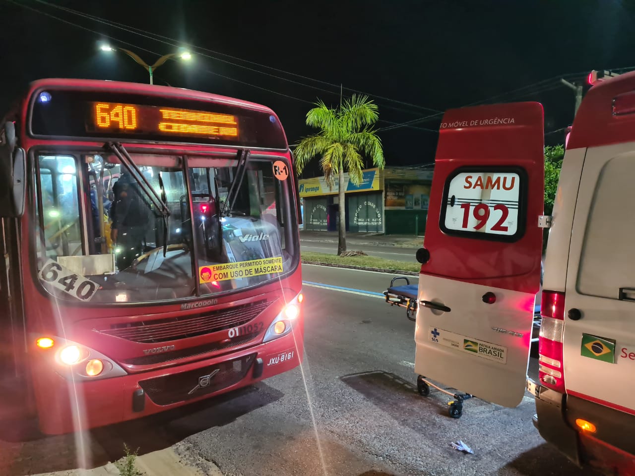 Urgente: Idoso leva tiro na barriga durante assalto a ônibus em Manaus; veja o vídeo