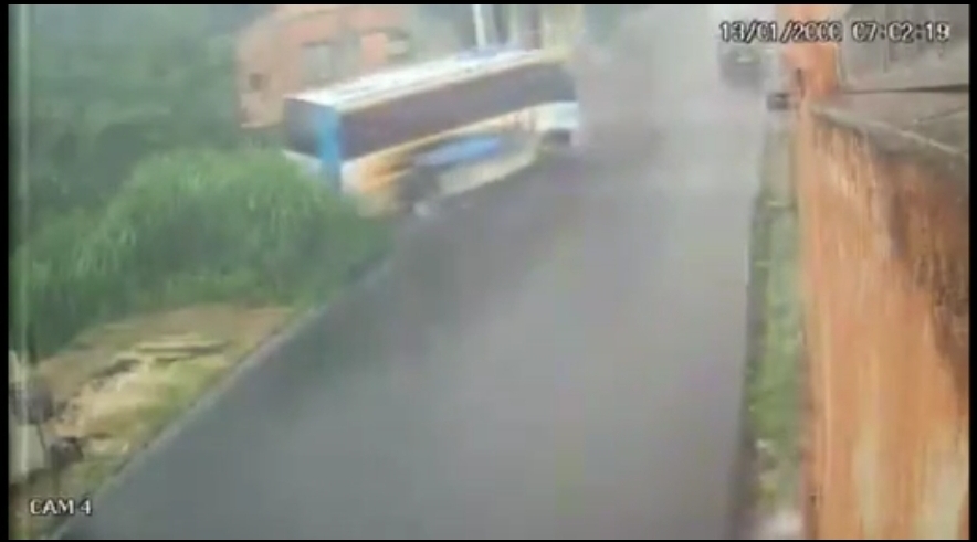 Urgente: veja o momento em que micro-ônibus invade residência, em Manaus