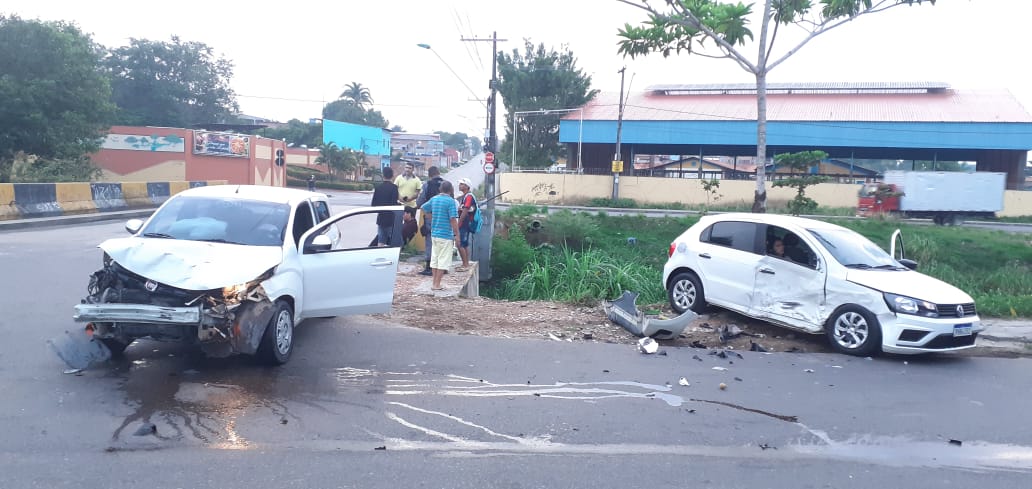 Forte acidente deixa uma vítima ferida e um veículo quase dentro do igarapé, em Manaus