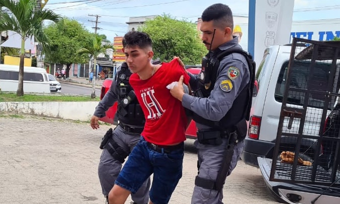 Homem é preso dentro do Uber com bolso recheado de cocaína, em Manaus