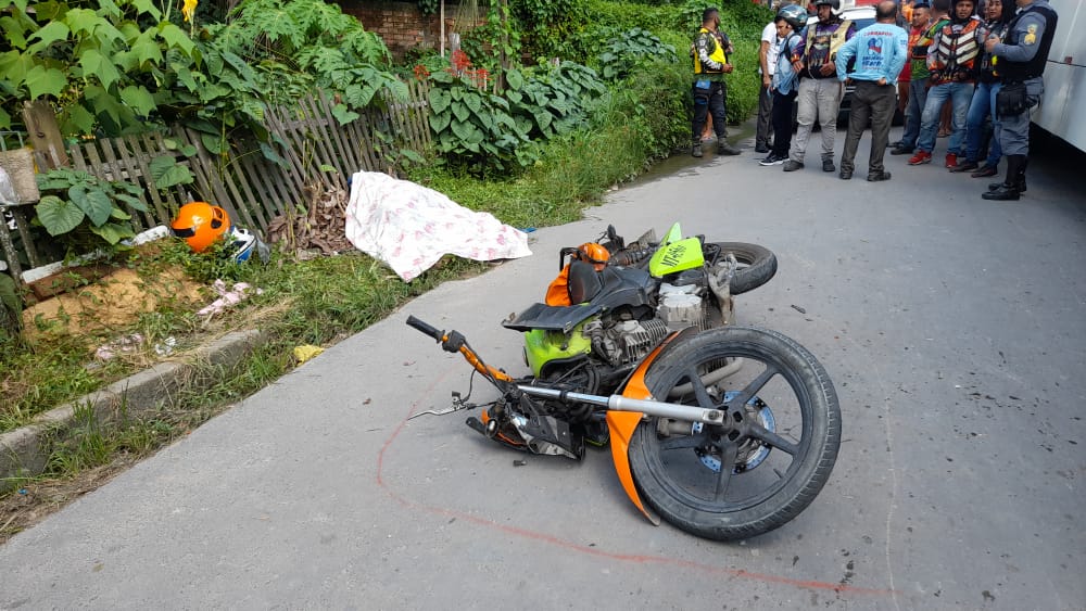 Urgente: mototaxista morre em acidente gravíssimo ao colidir com ônibus, em Manaus; veja vídeo