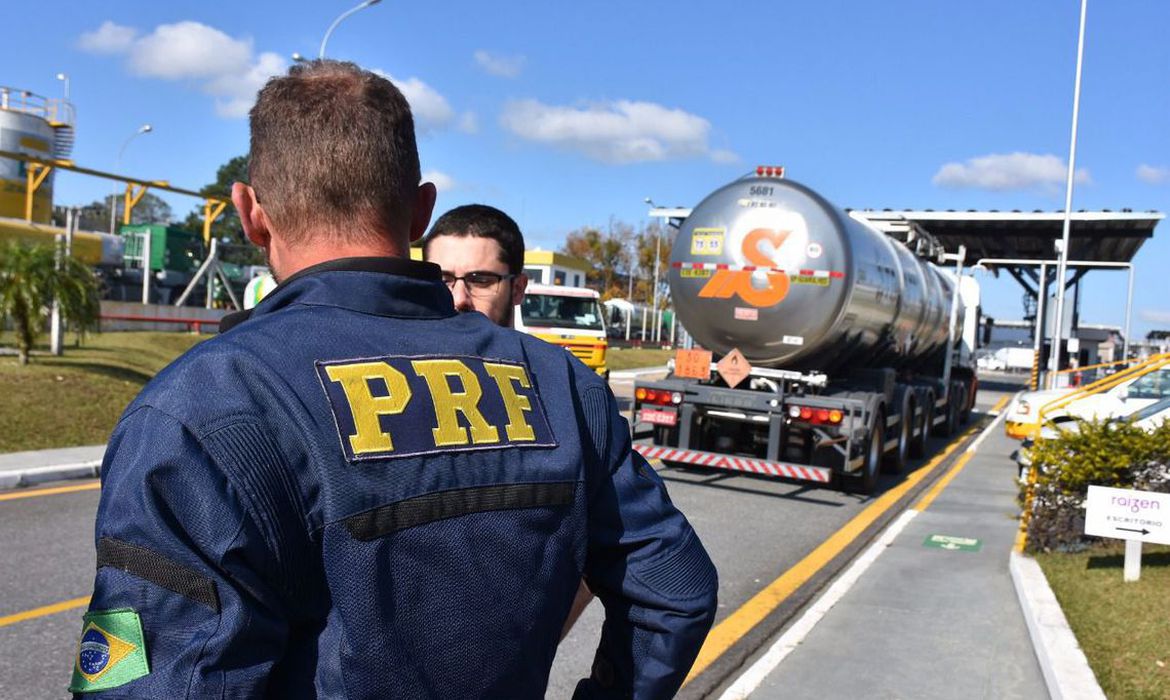 Polícia Rodoviária Federal faz operação contra sonegação fiscal na venda de etanol