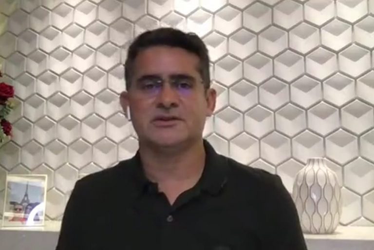 Após escândalo na vacinação do grupo de ‘ricos’, David Almeida proíbe fotos durante a imunização; veja vídeo