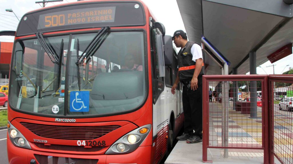 Toque de recolher muda horário e reduz quantidade dos busões em Manaus