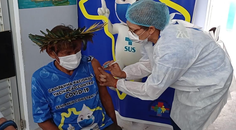 Indígena Tikuna é o primeiro vacinado contra Covid em Benjamin Constant