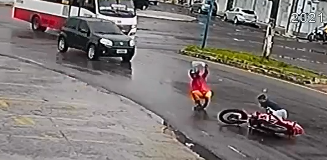 Após roubarem R$ 51 mil, bandidos caem da moto e dão de cara no chão na Cachoeirinha; veja vídeo