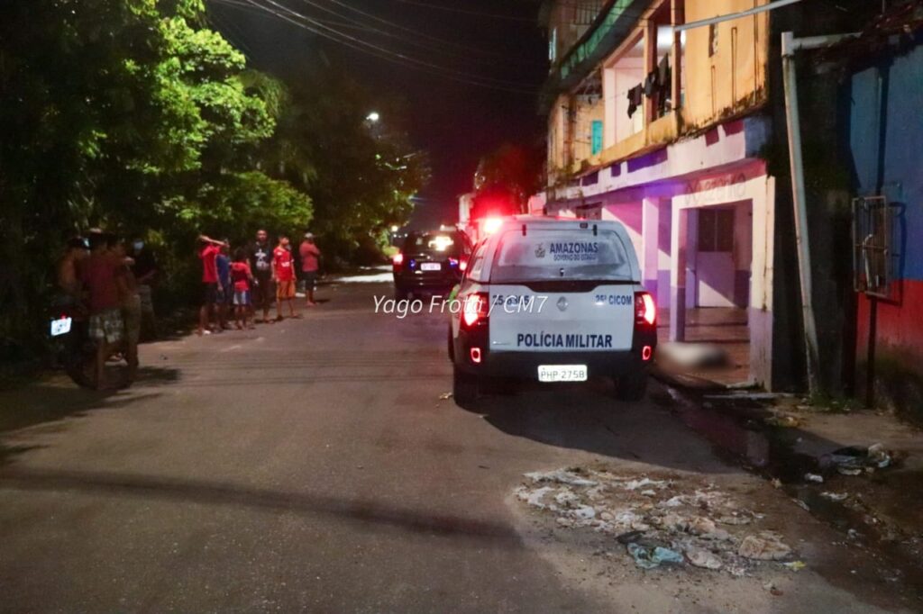 Homem agoniza até a morte na calçada de casa, após levar tiros de entregador de delivery, em Manaus; imagens fortes