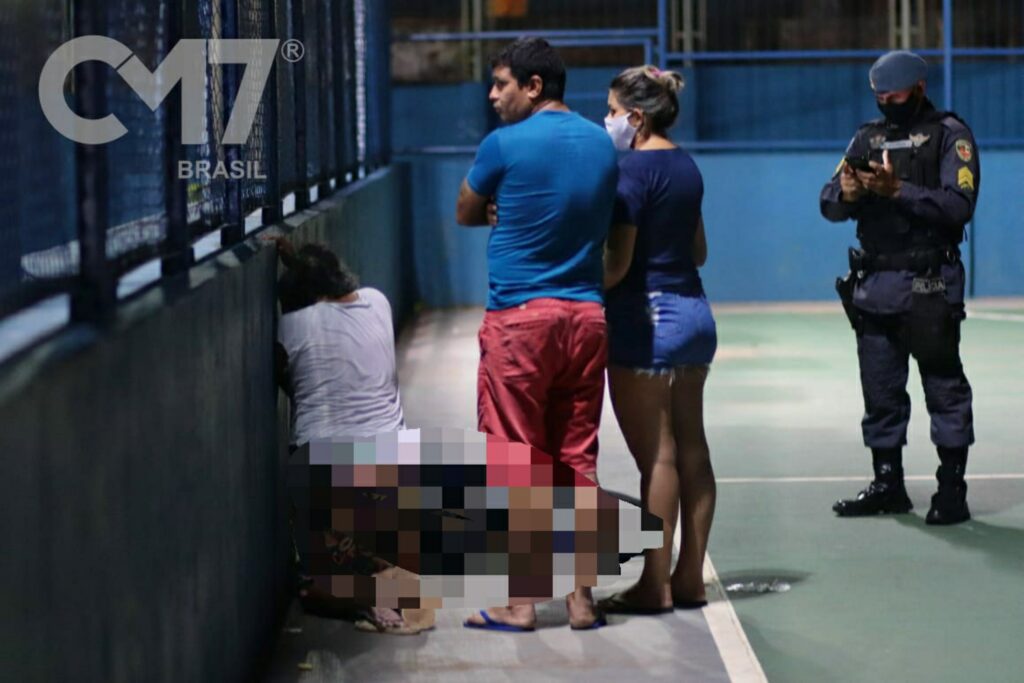 Jovem é  executado com vários tiros durante partida de futebol na Compensa; imagens fortes