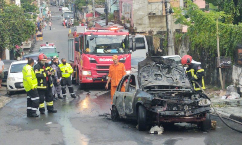 Carro que matou mulher grávida e bebê é incendiado por populares, em Manaus; veja vídeo