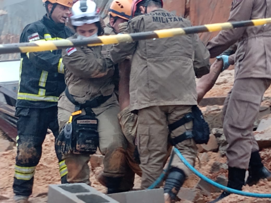 Veja o momento da retirada do corpo de homem que morreu soterrado  durante forte chuva em Manaus 