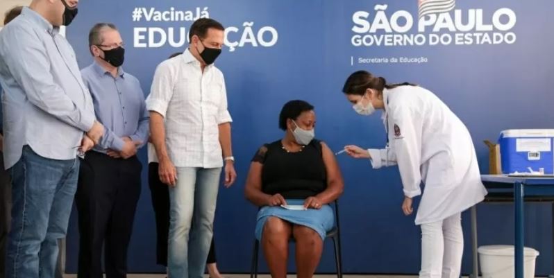 CoronaVac pode ser mais eficaz com intervalo maior entre doses, diz estudo