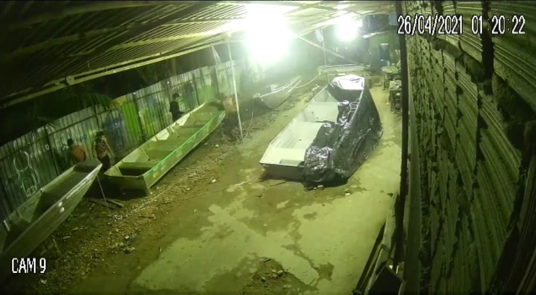 Urgente: veja o momento em que homens roubam embarcações em Manaus; veja o vídeo
