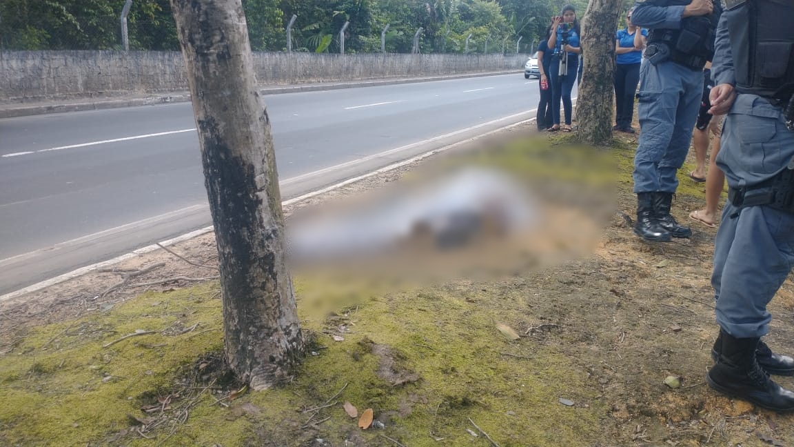 Vulgo ‘Pamonheiro da Compensa’ é perseguido e executado a tiros na Estrada do Turismo; cenas fortes