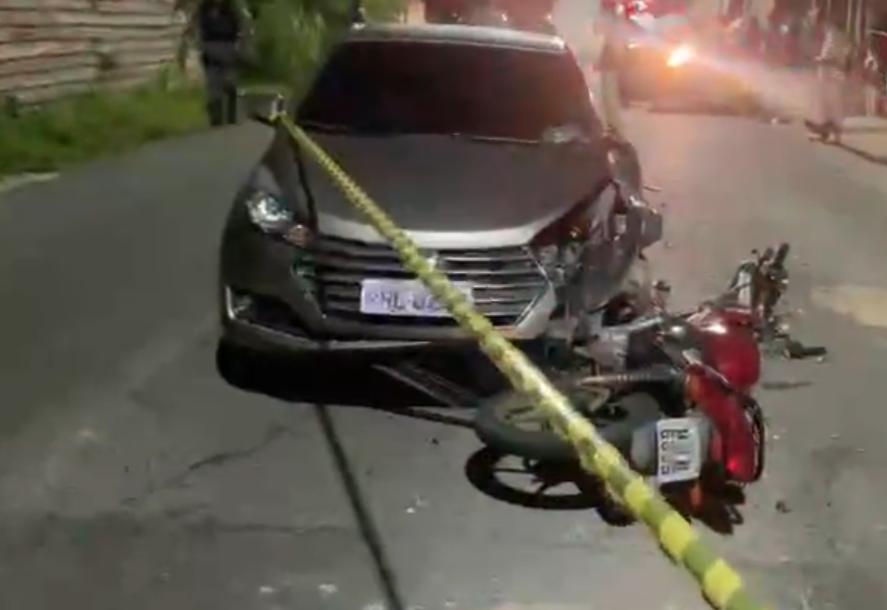 Motoqueiro na contramão é brutalmente atropelado e agoniza até a morte no meio da rua, em Manaus