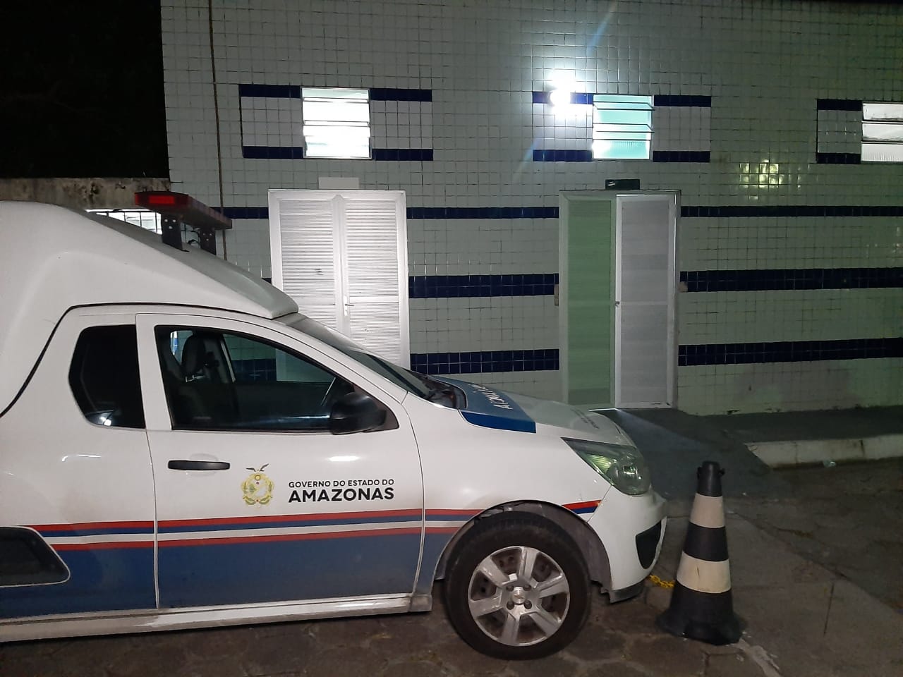 Vulgo ‘Peixe’ é alvejado por facção enquanto vendia churrasquinho com a mãe, em Manaus; veja vídeo