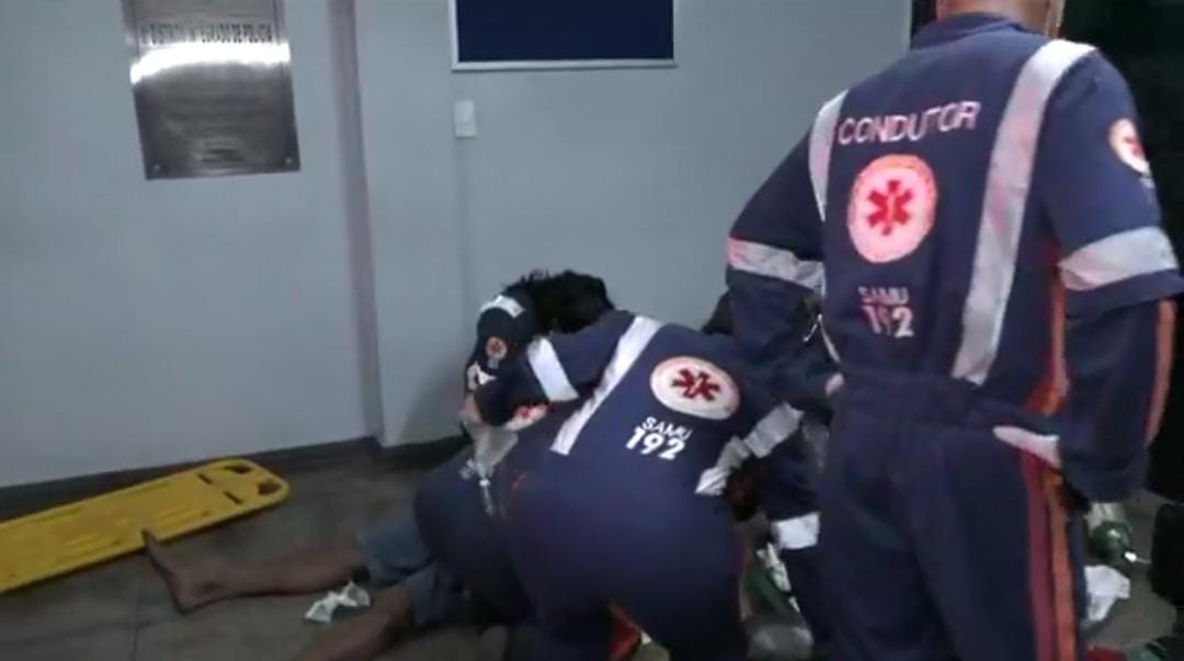 Assaltante tenta levar celular de pedestre mas recebe ‘carinho’ e balaço de justiceiro, em Manaus