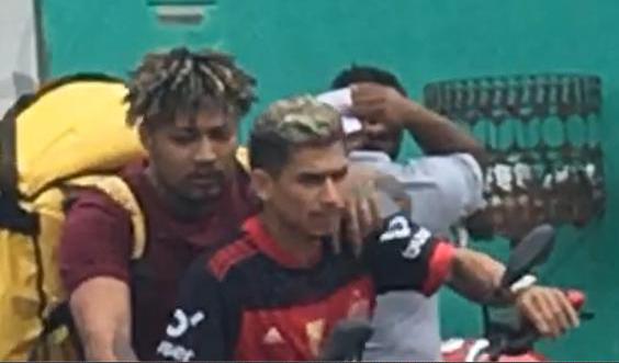 Morador do Jorge Teixeira grava o momento em que bandidos apontam arma na cabeça de pai de família; veja vídeo