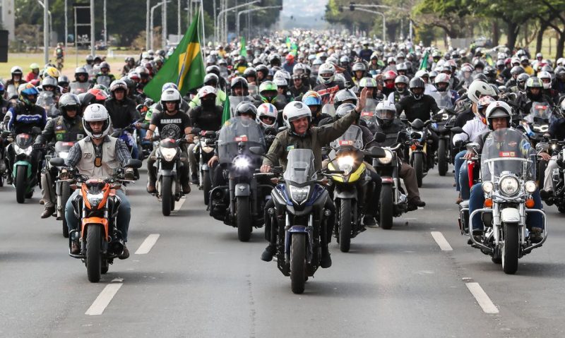 Bolsonaro reúne milhares de apoiadores em passeio de moto pelo Rio de Janeiro