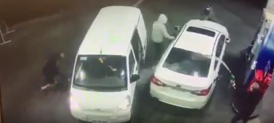 Vídeo mostra momento em que homem reage a assalto jogando gasolina em criminosos; veja