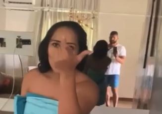Barraco: homem flagra esposa quicando no sofá com seu melhor amigo; veja vídeo