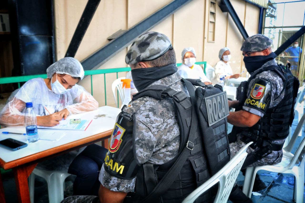 Policiais militares passam por testagem da Covid-19 para reforçar o policiamento durante ‘Live Parintins 2021’