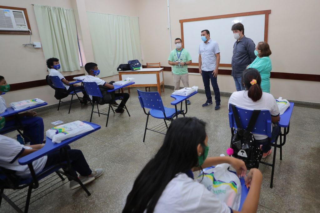 Governador acompanha retomada das aulas presenciais em sistema híbrido, em Manaus