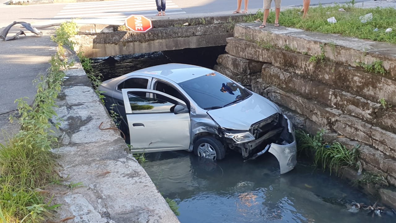 Cena de filme: carro voa e vai parar dentro de igarapé no bairro Alvorada